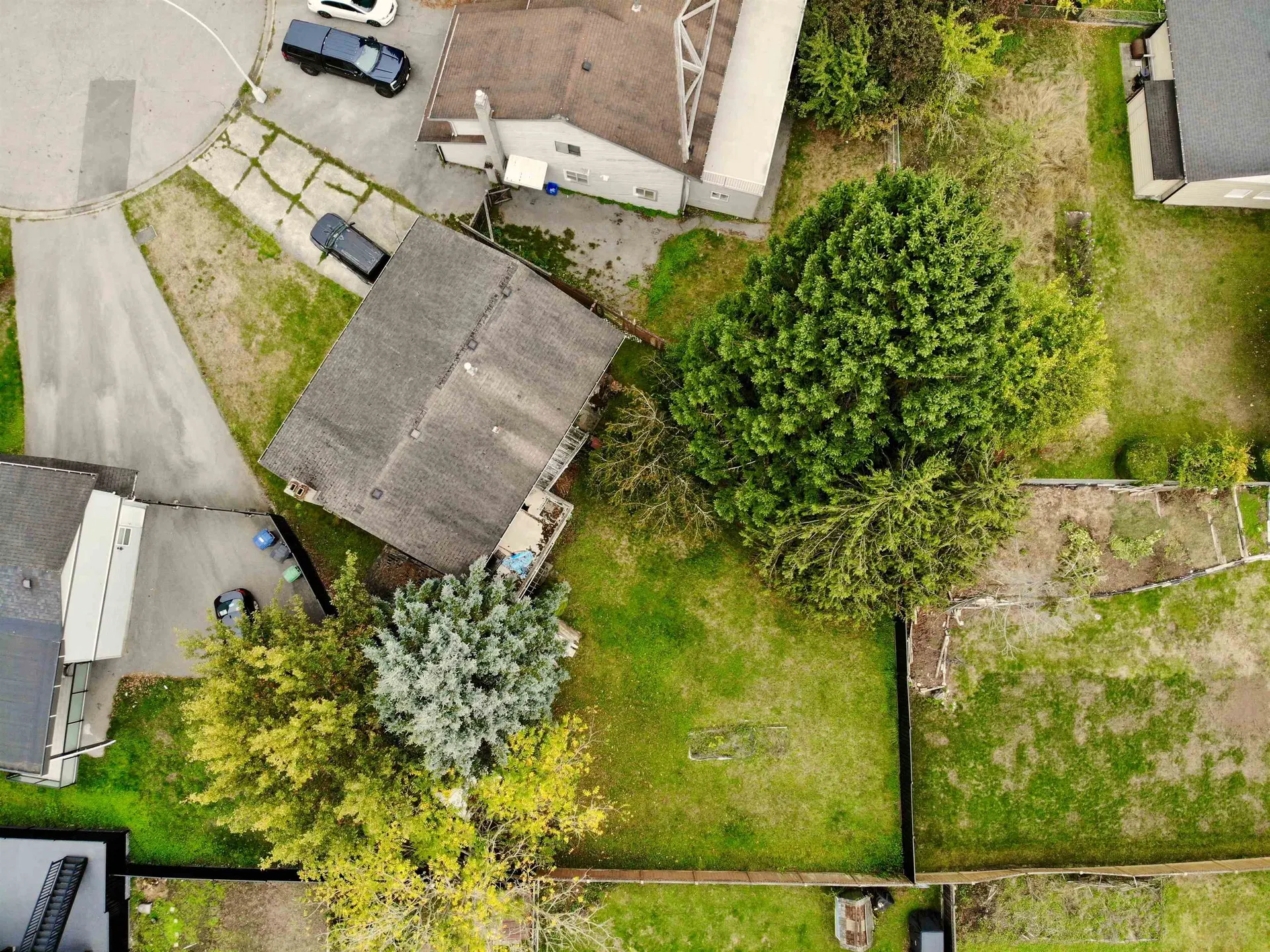 Photo 3 of 14 at 6728 134a Street
