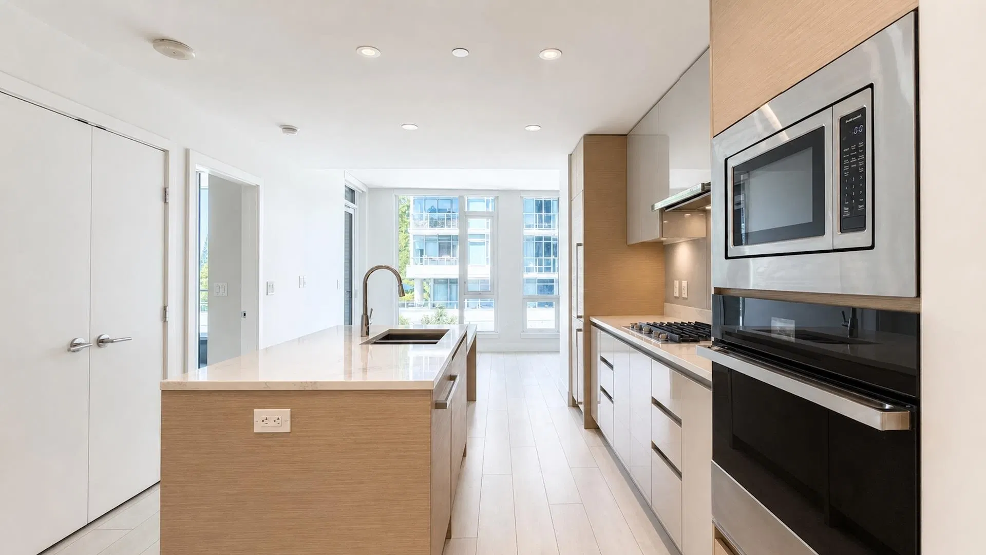 Photo 2 of 18 at #405 – 3538 Sawmill Crescent