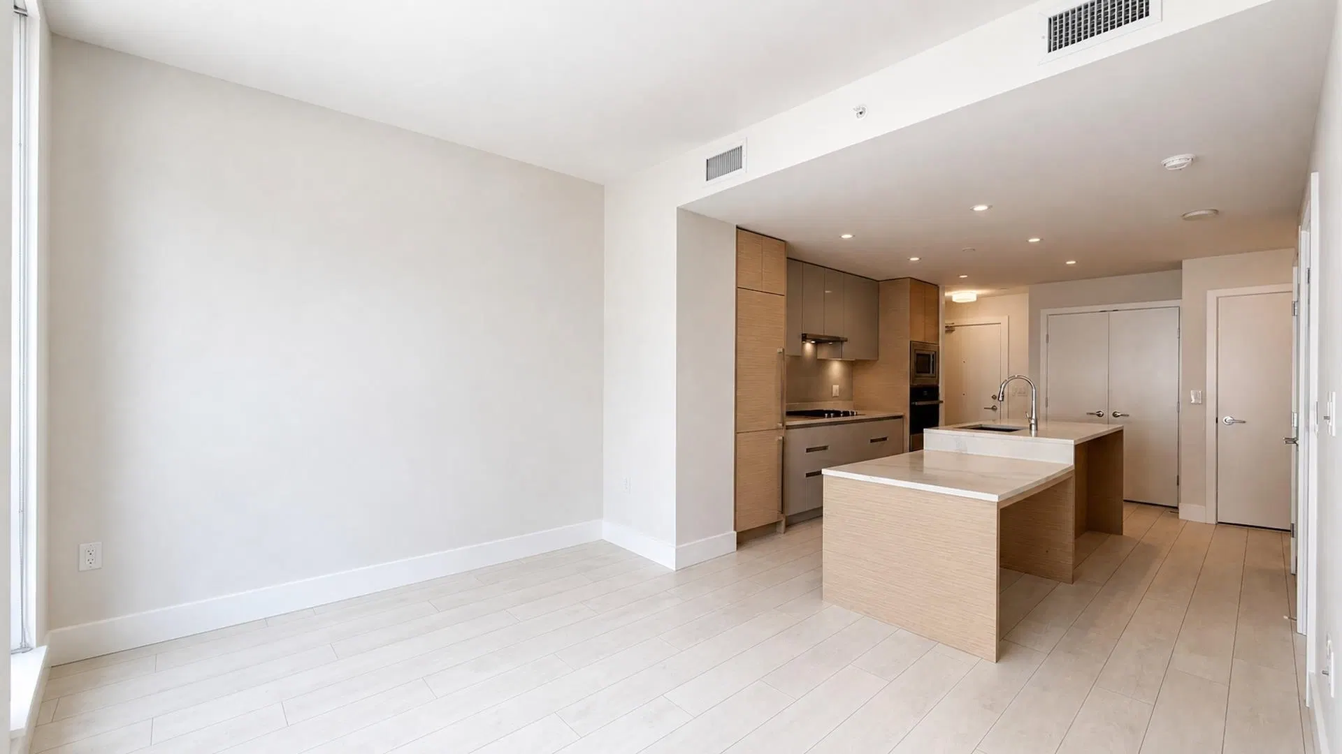 Photo 3 of 18 at #405 – 3538 Sawmill Crescent