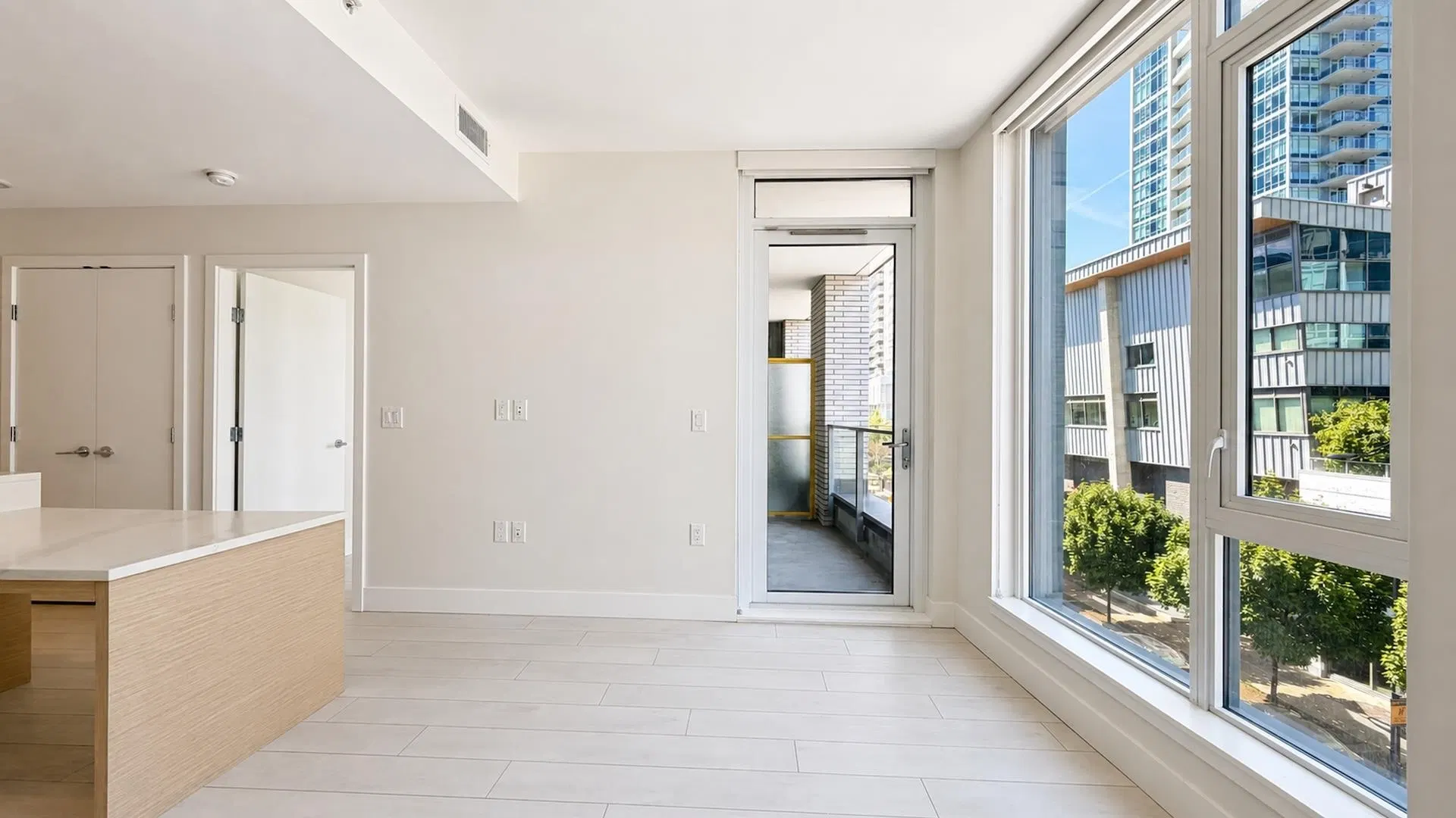 Photo 5 of 18 at #405 – 3538 Sawmill Crescent