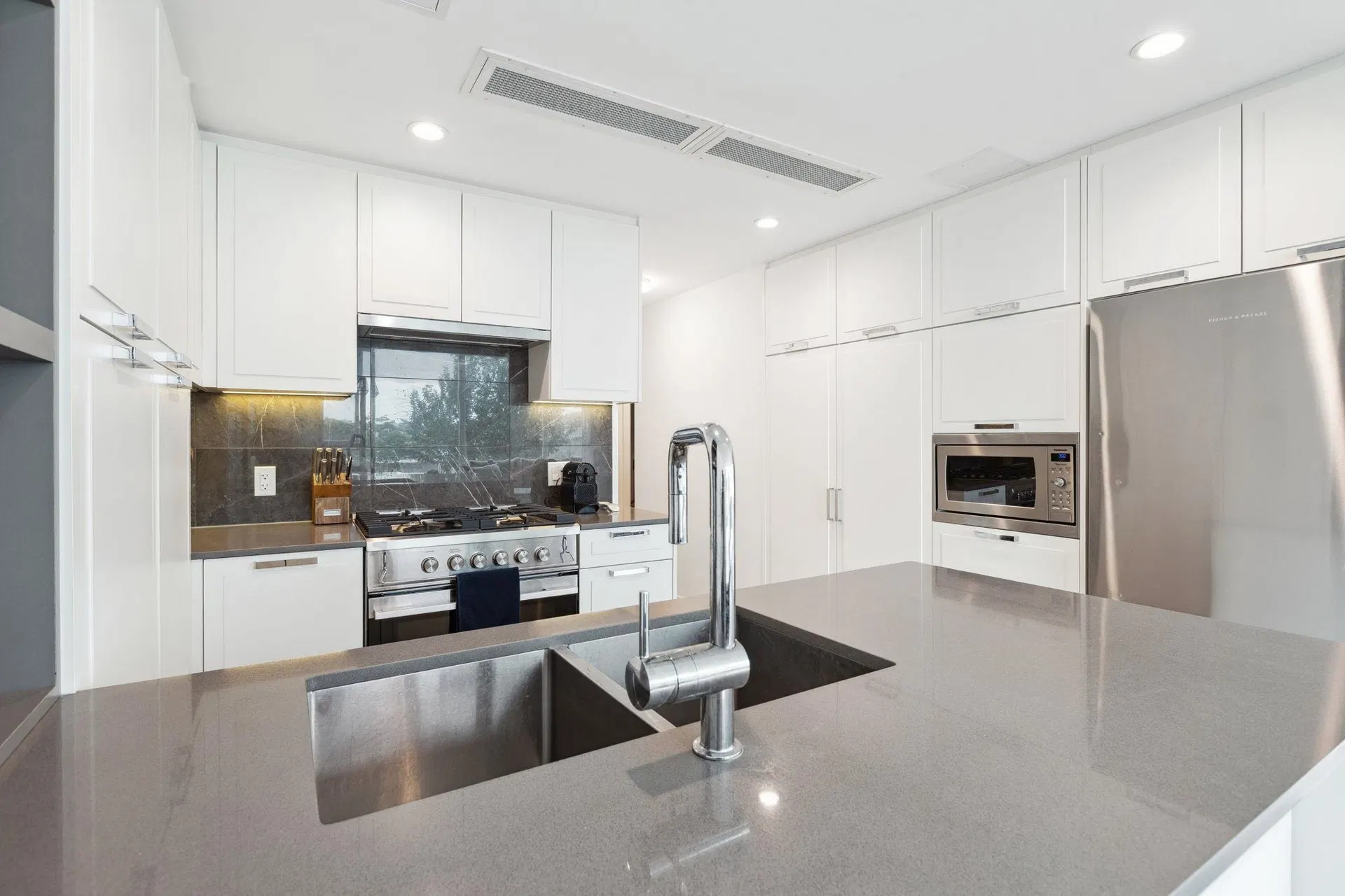 Photo 4 of 23 at #403 – 1471 Hunter Street