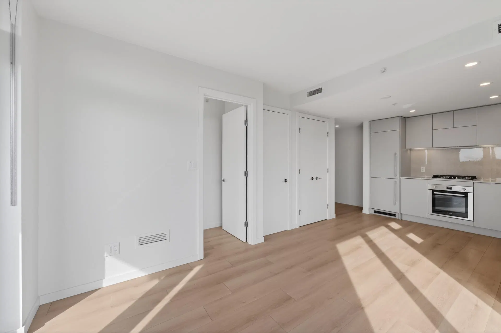 Photo 3 of 14 at #408 – 311 Alderson Avenue