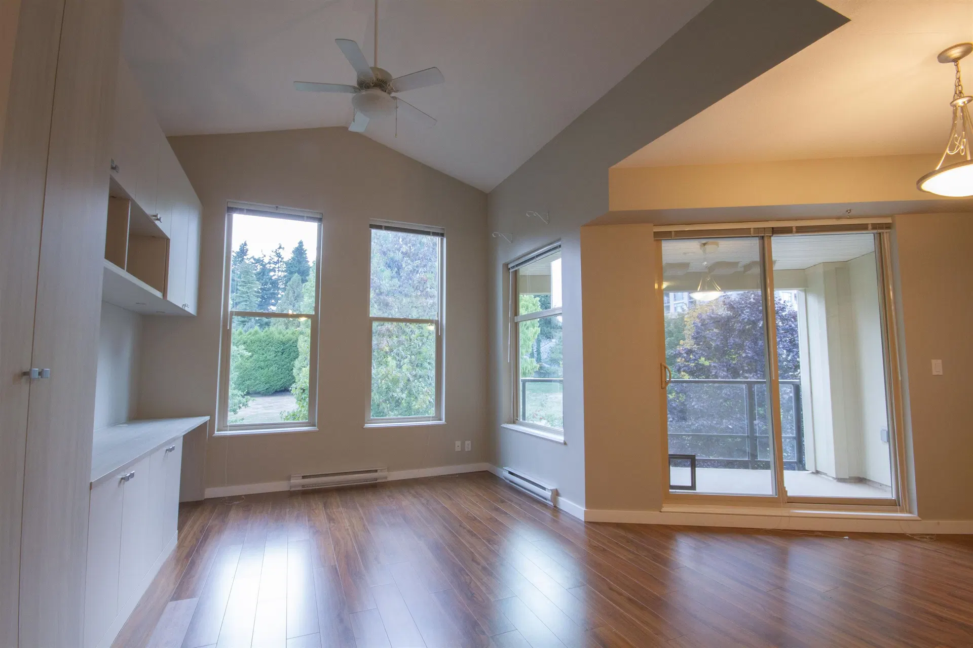 Photo 2 of 35 at #402 – 265 Ross Drive