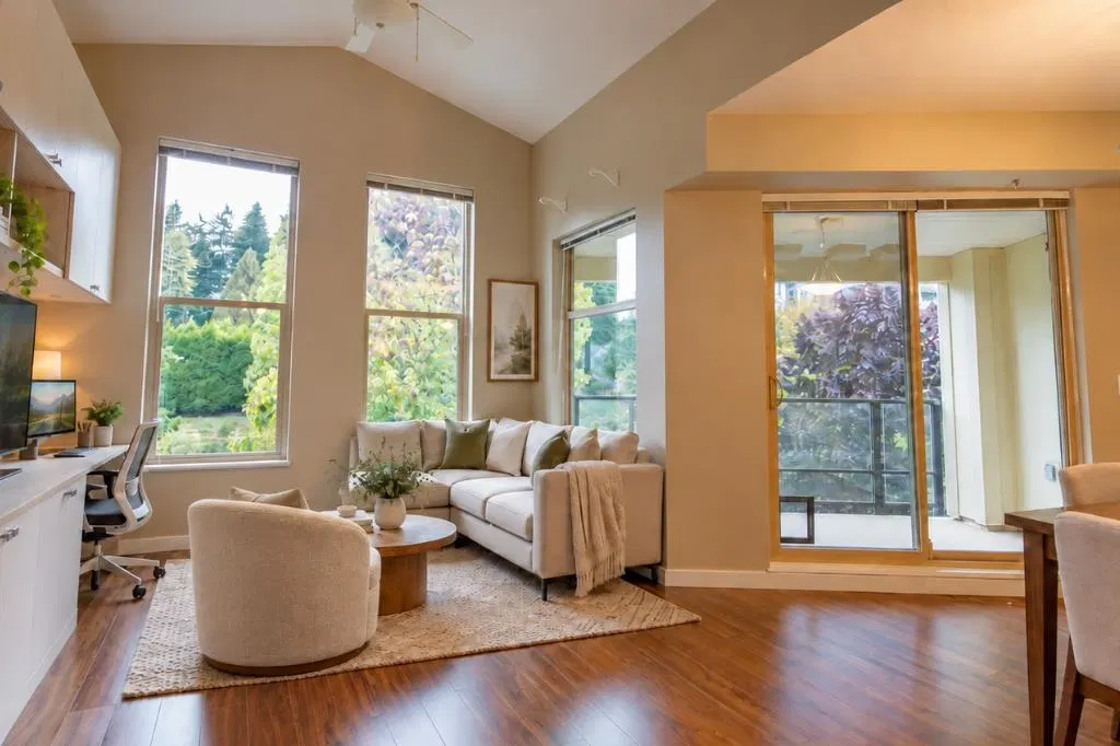 Photo 3 of 35 at #402 – 265 Ross Drive