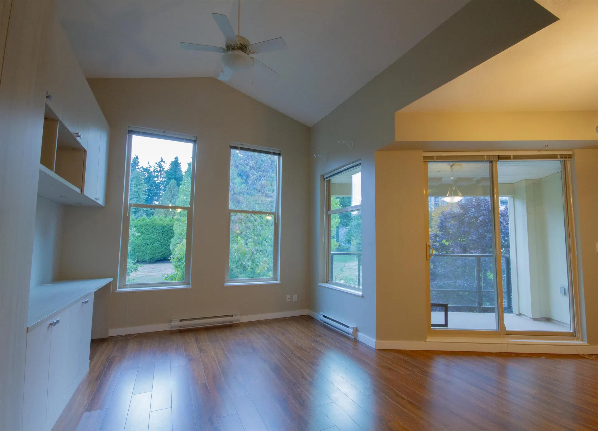 Photo 4 of 35 at #402 – 265 Ross Drive