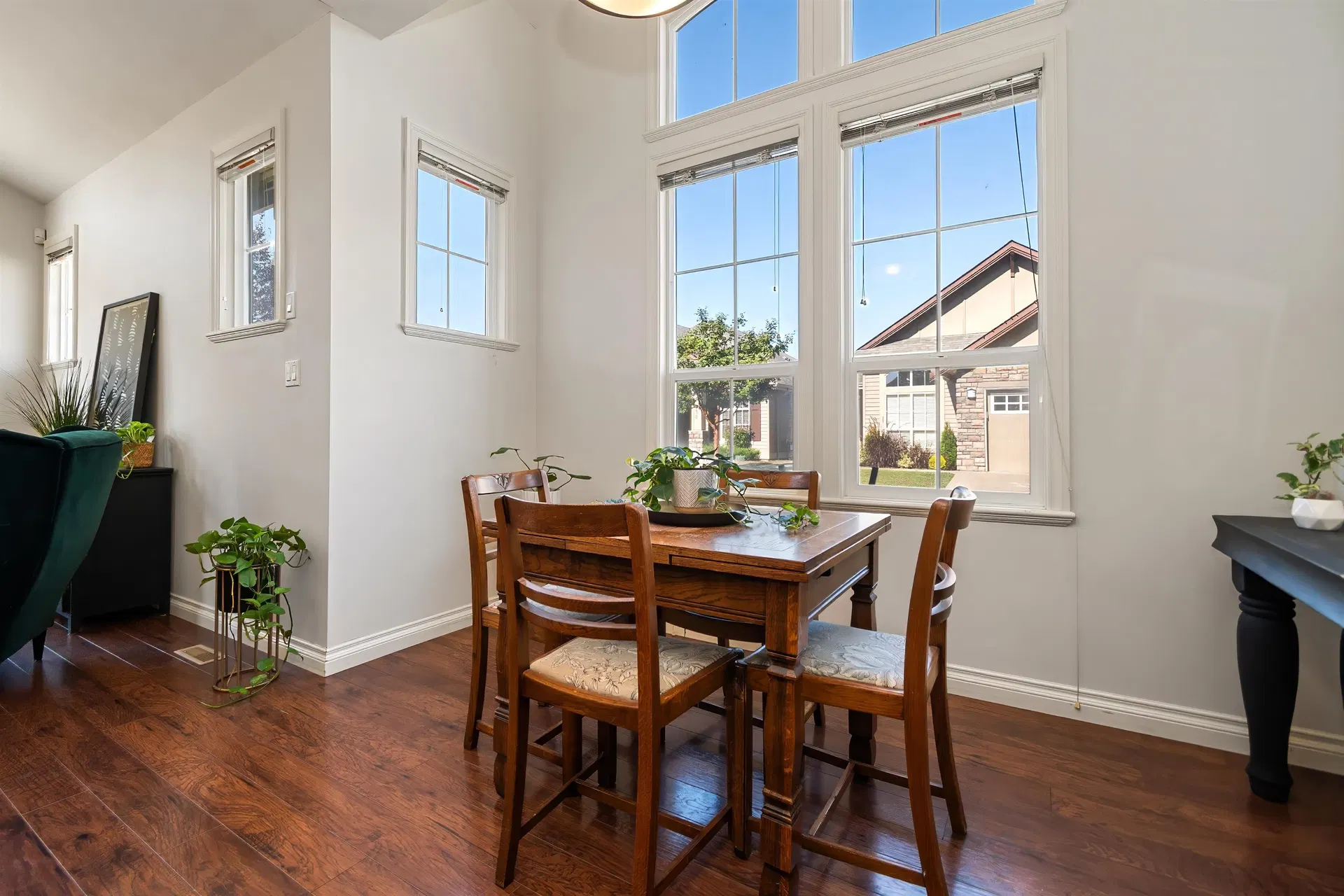Photo 3 of 40 at #33 – 6577 Southdowne Place