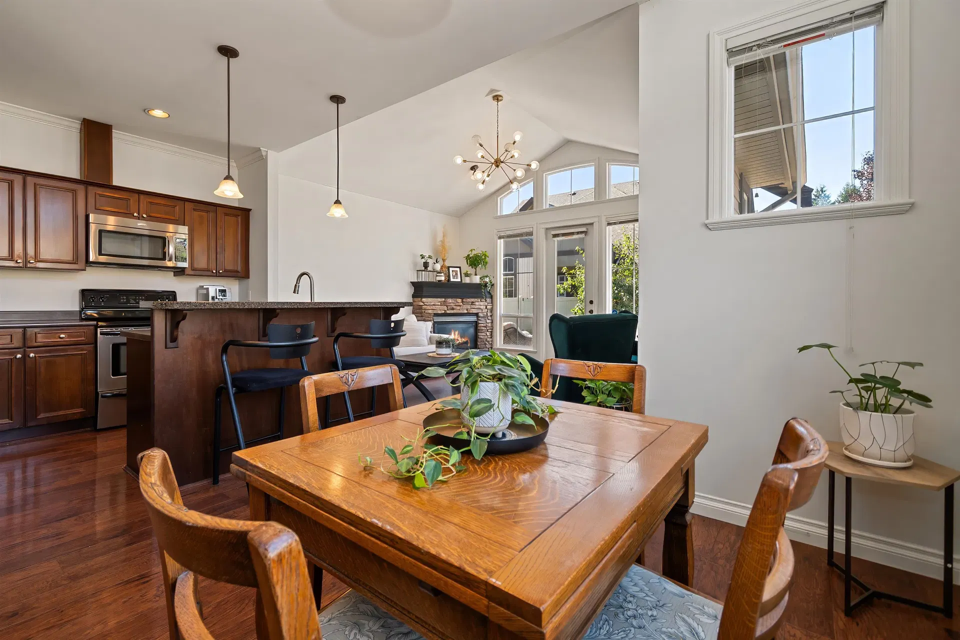 Photo 5 of 40 at #33 – 6577 Southdowne Place