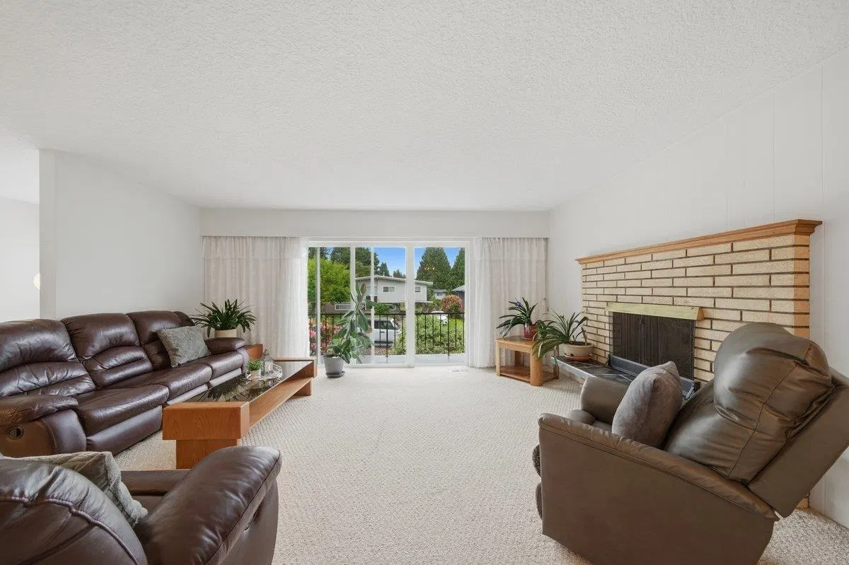Photo 3 of 35 at 3963 Sefton Street