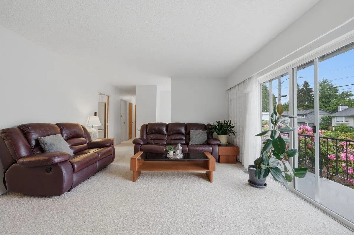 Photo 4 of 35 at 3963 Sefton Street
