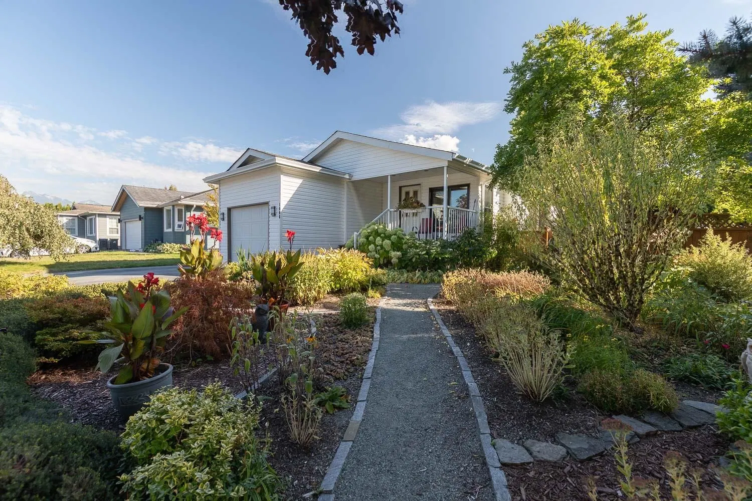 1008 Edgewater Crescent