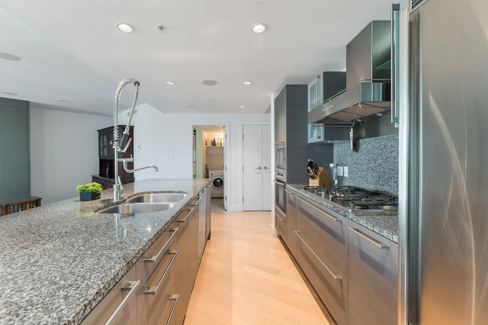 Photo 5 of 18 at #1809 – 1111 Alberni Street
