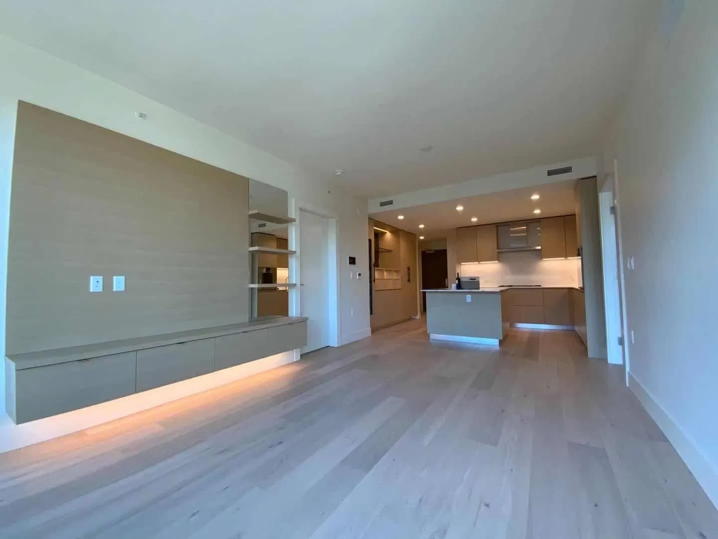 Photo 5 of 17 at #308 – 3639 W 16th Avenue