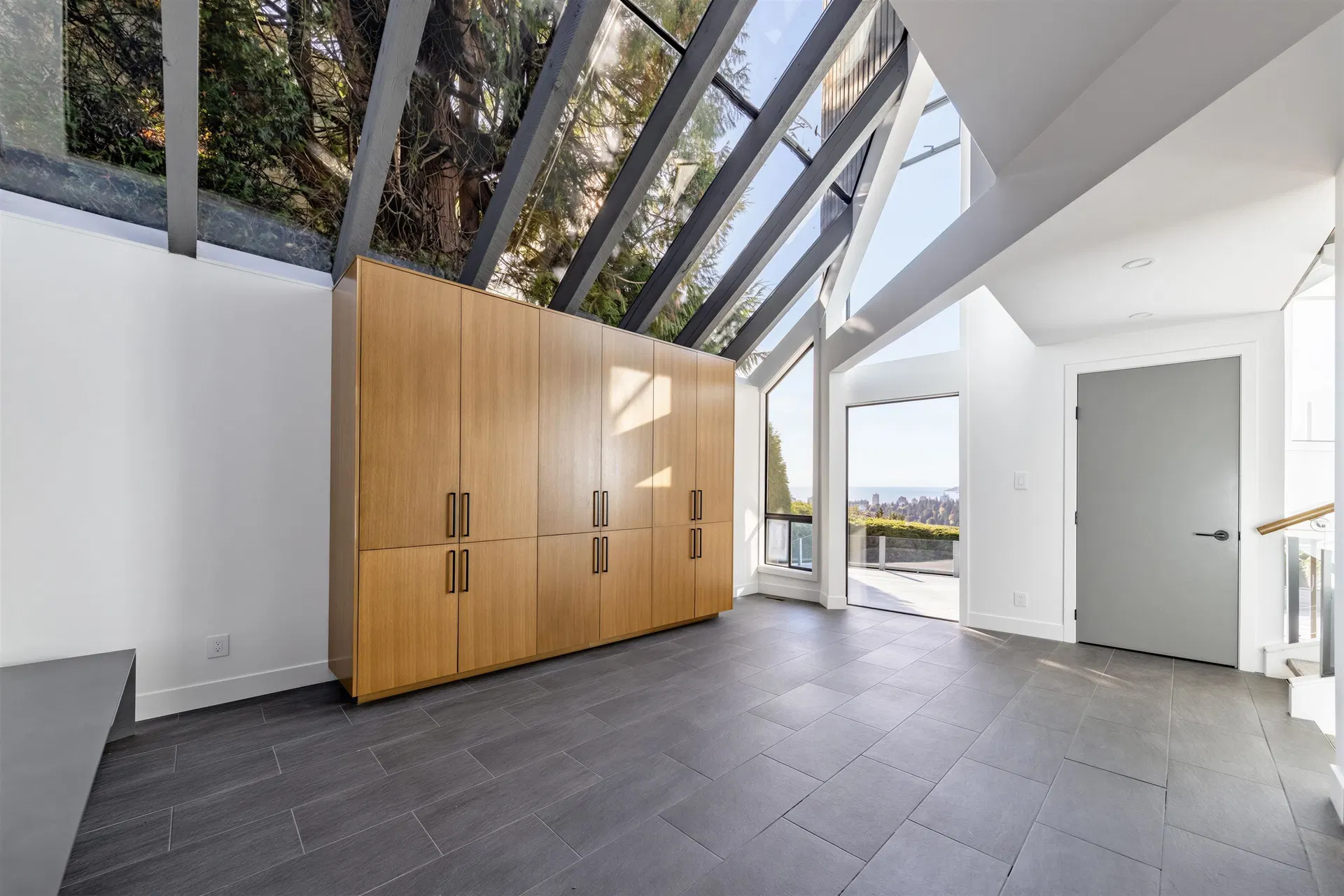 Photo 4 of 38 at 975 Aubeneau Crescent