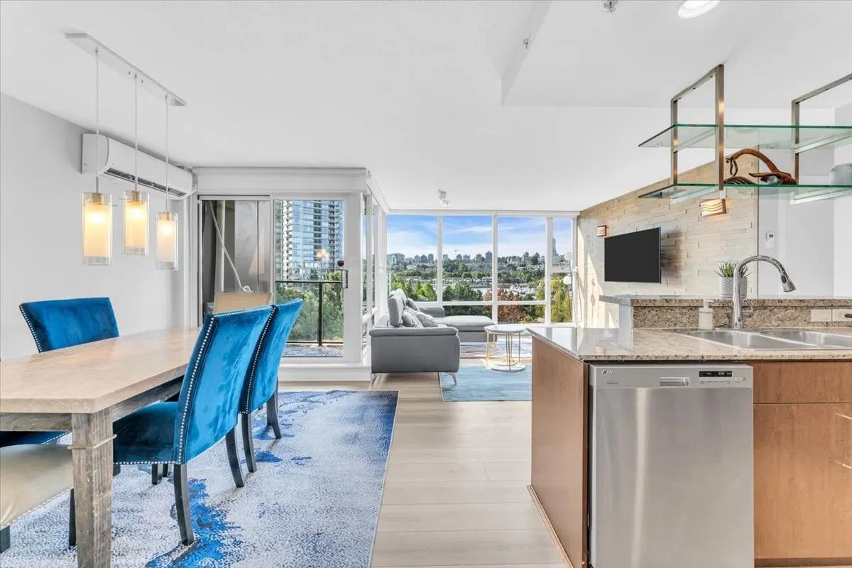 Photo 2 of 22 at #705 – 583 Beach Crescent