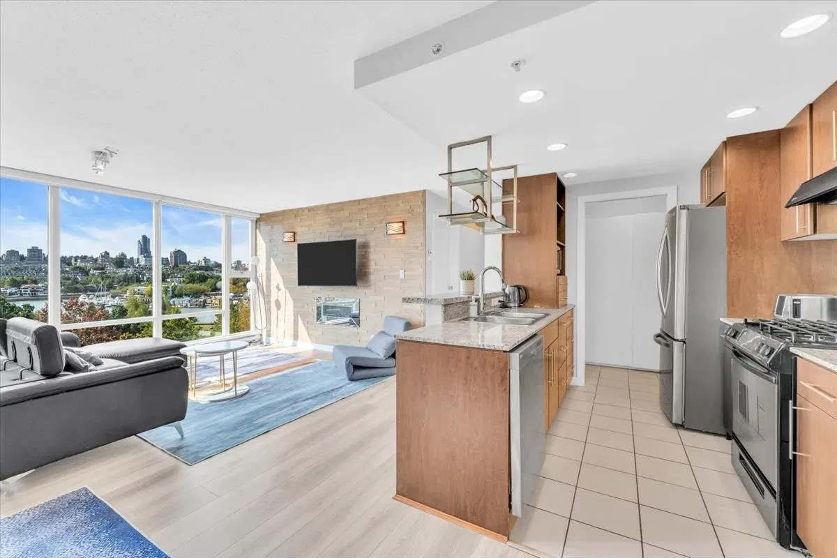 Photo 3 of 22 at #705 – 583 Beach Crescent