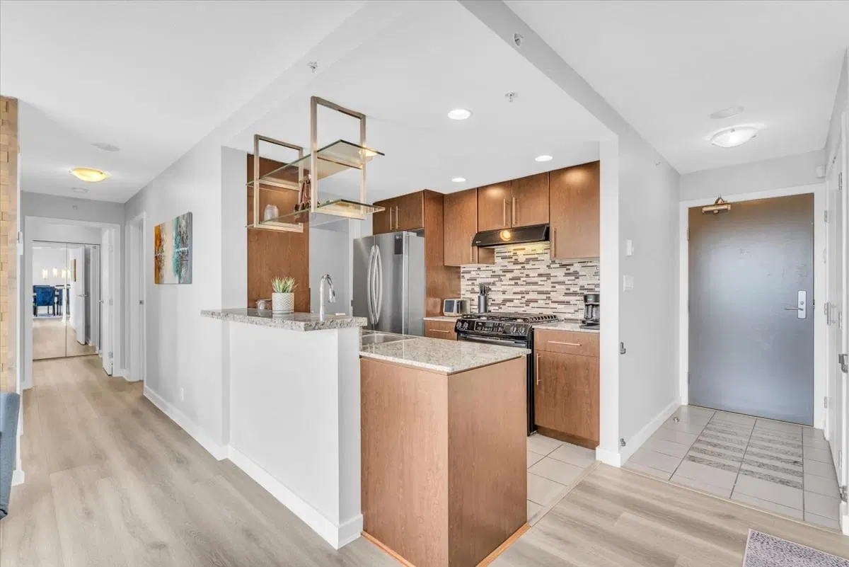 Photo 4 of 22 at #705 – 583 Beach Crescent