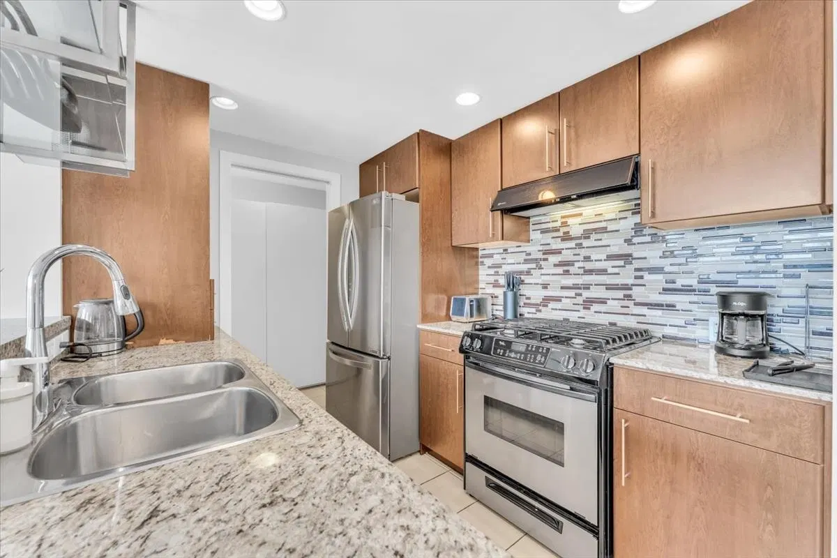 Photo 5 of 22 at #705 – 583 Beach Crescent
