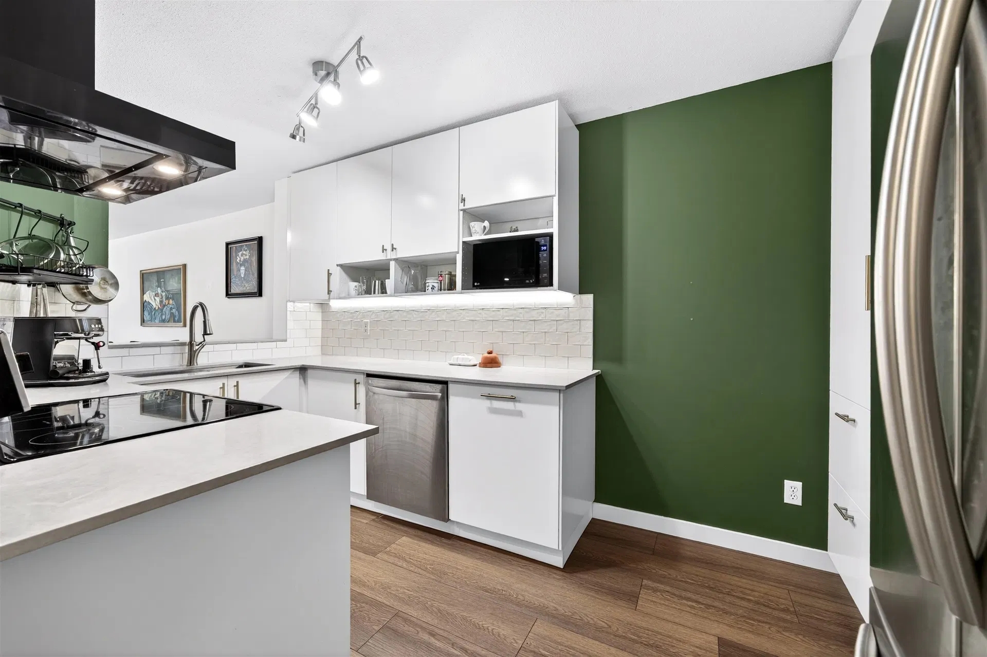 Photo 4 of 21 at #102 – 509 Carnarvon Street