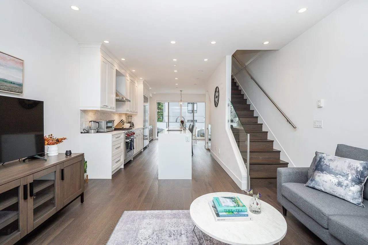 Photo 3 of 37 at 920 W 15th Avenue