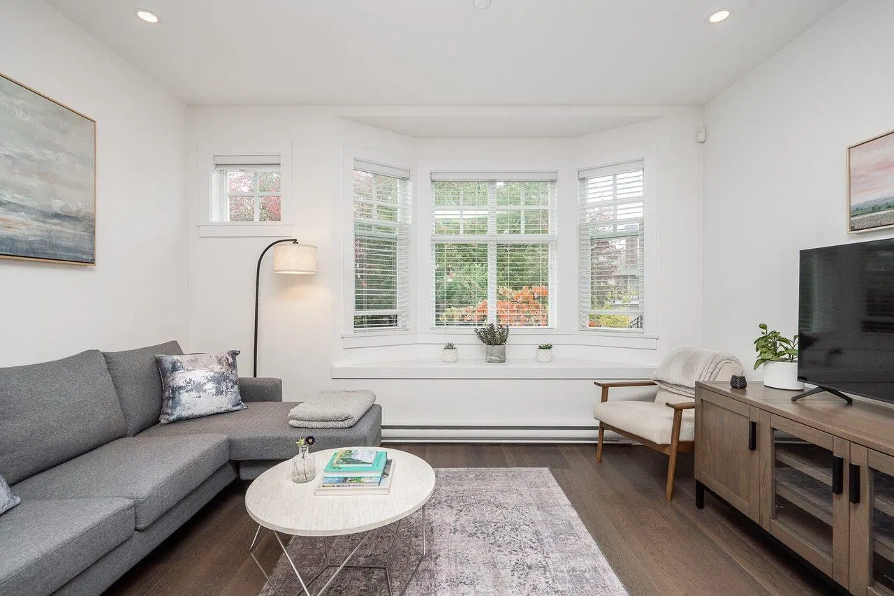 Photo 4 of 37 at 920 W 15th Avenue