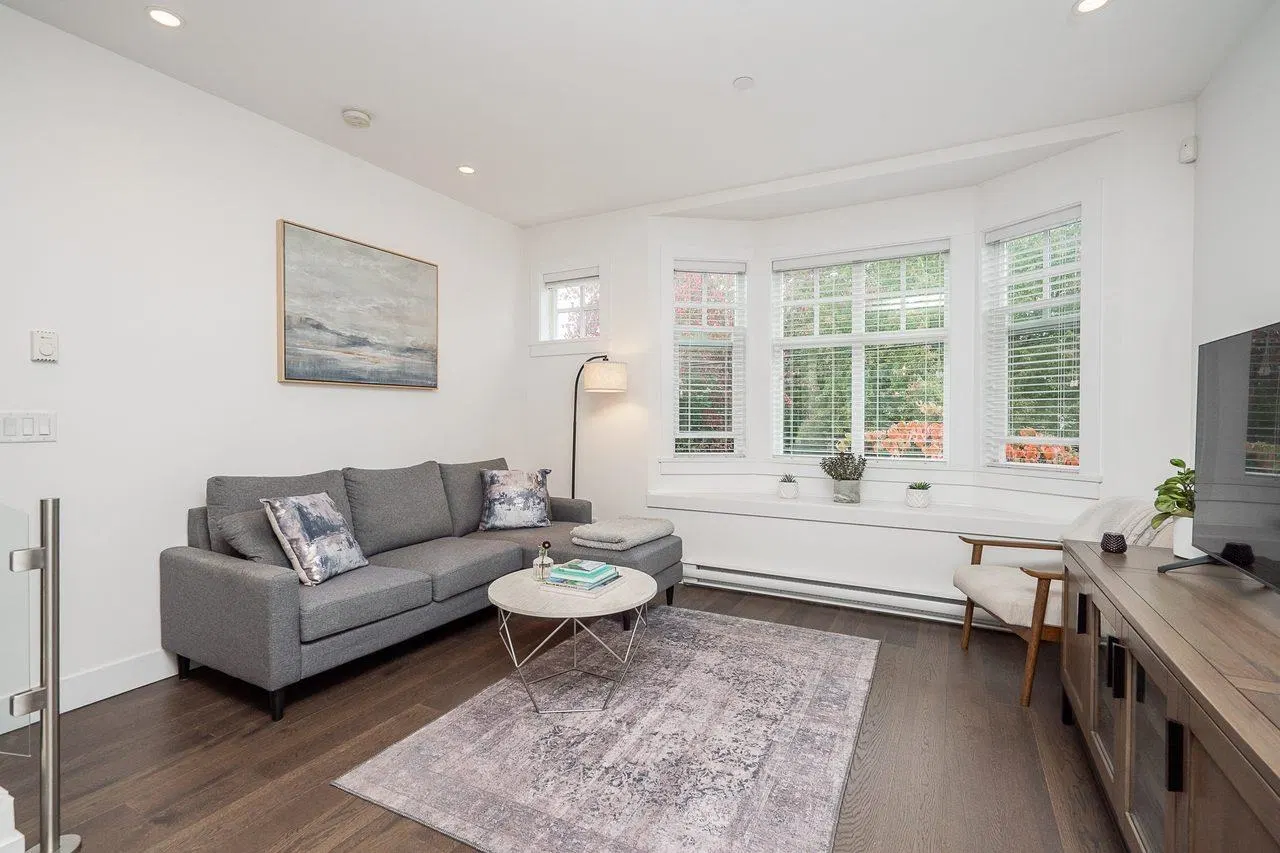 Photo 5 of 37 at 920 W 15th Avenue
