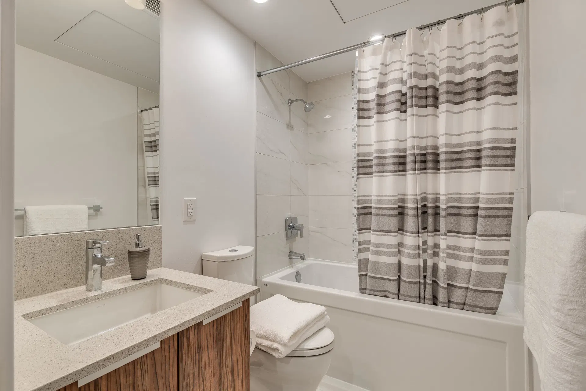 Photo 3 of 16 at #410 – 1283 Howe Street