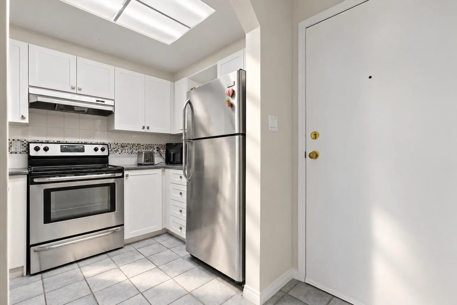 Photo 5 of 38 at #207 – 1650 Grant Avenue