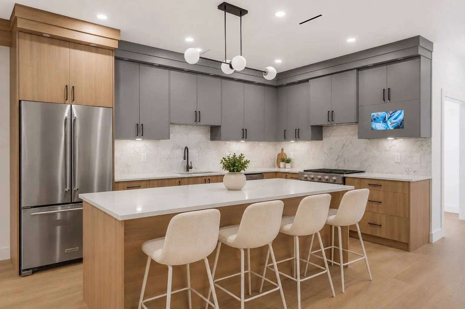 #4 – 6176 Elgin Avenue
