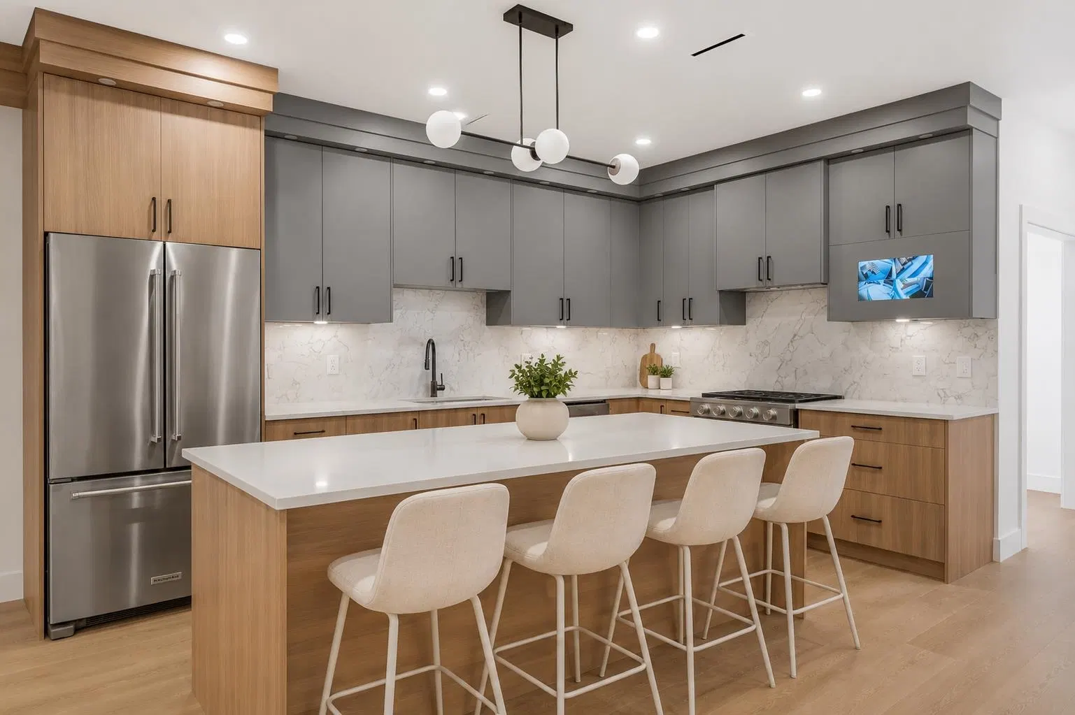 #4 – 6176 Elgin Avenue