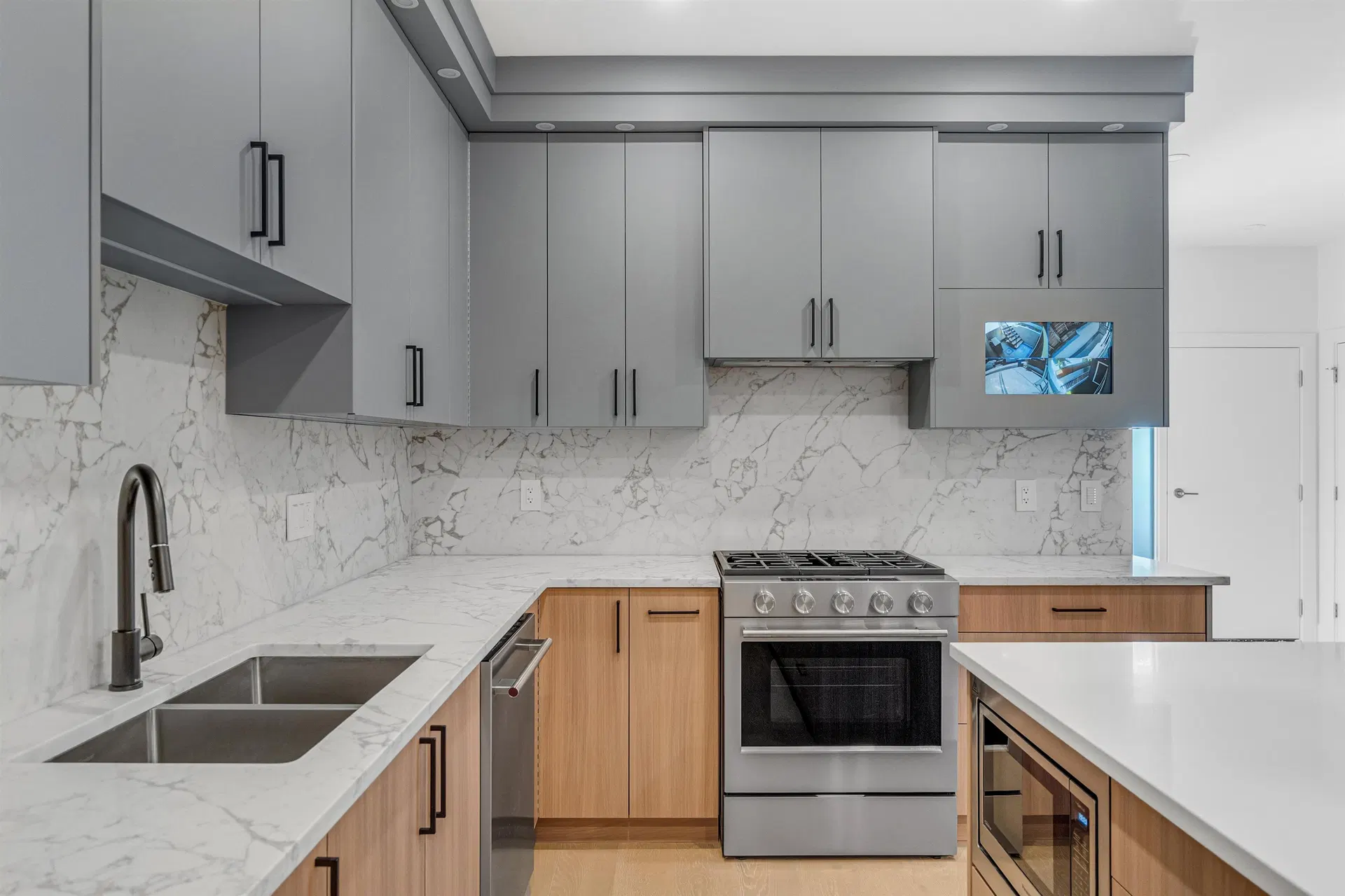 Photo 3 of 20 at #4 – 6176 Elgin Avenue