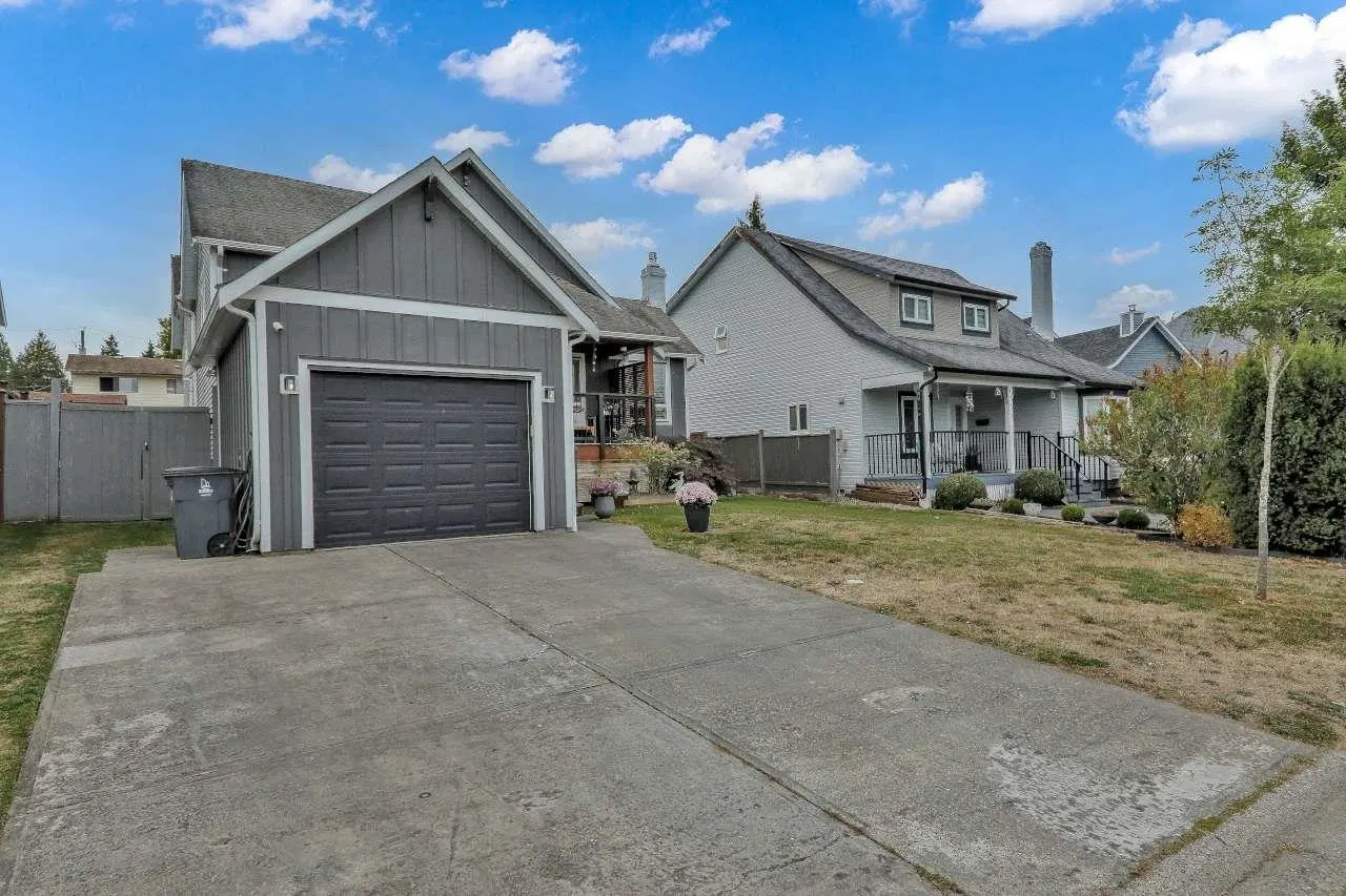 Photo 3 of 40 at 6331 135 Street