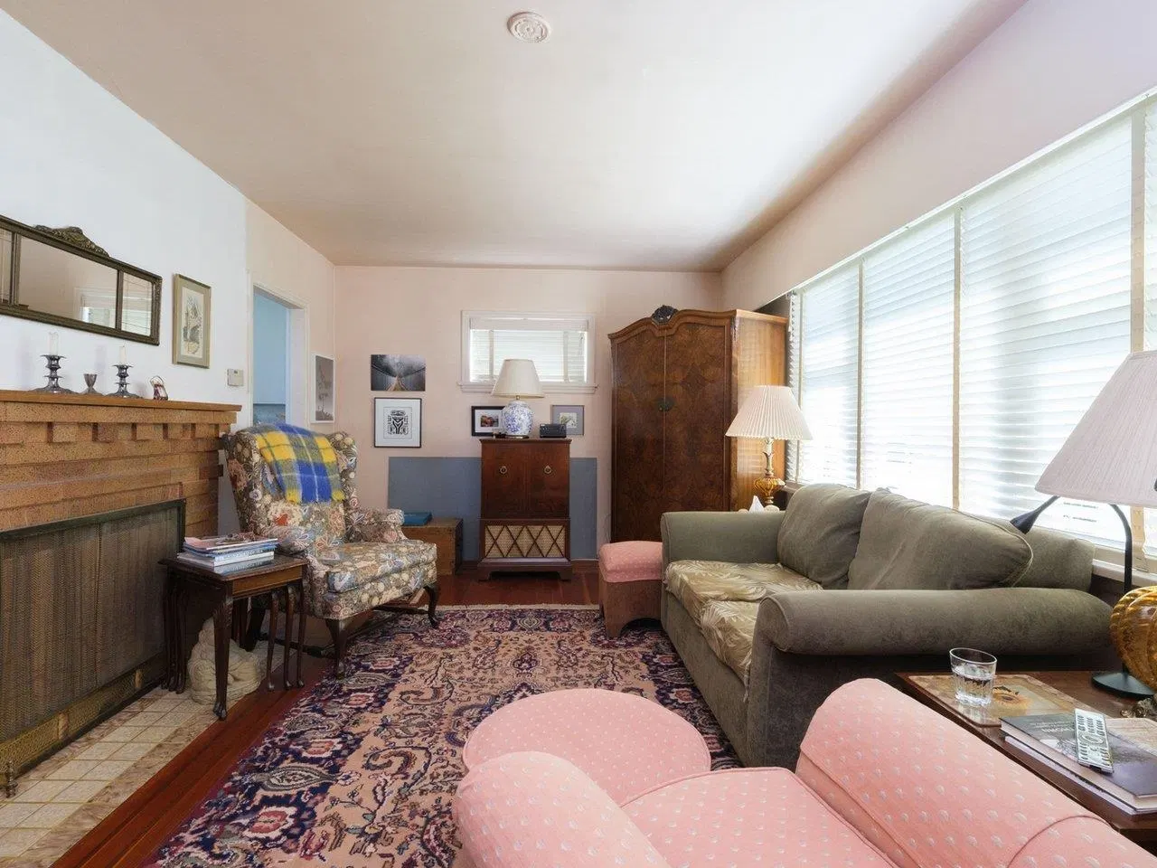Photo 3 of 40 at 8510 Montcalm Street