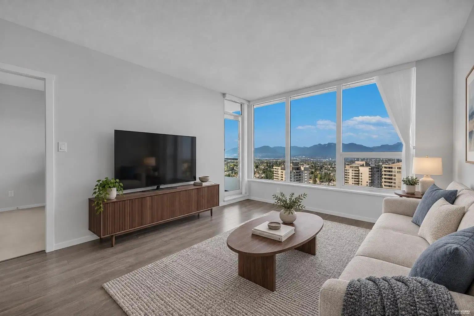 #2608 – 5883 Barker Avenue