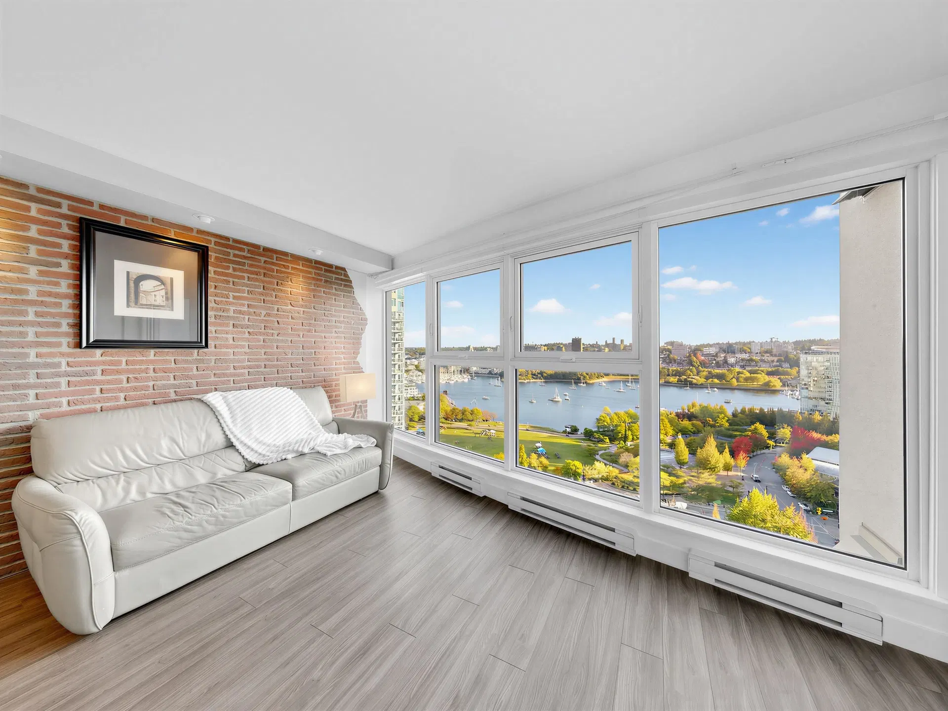 Photo 5 of 34 at #1904 – 1323 Homer Street