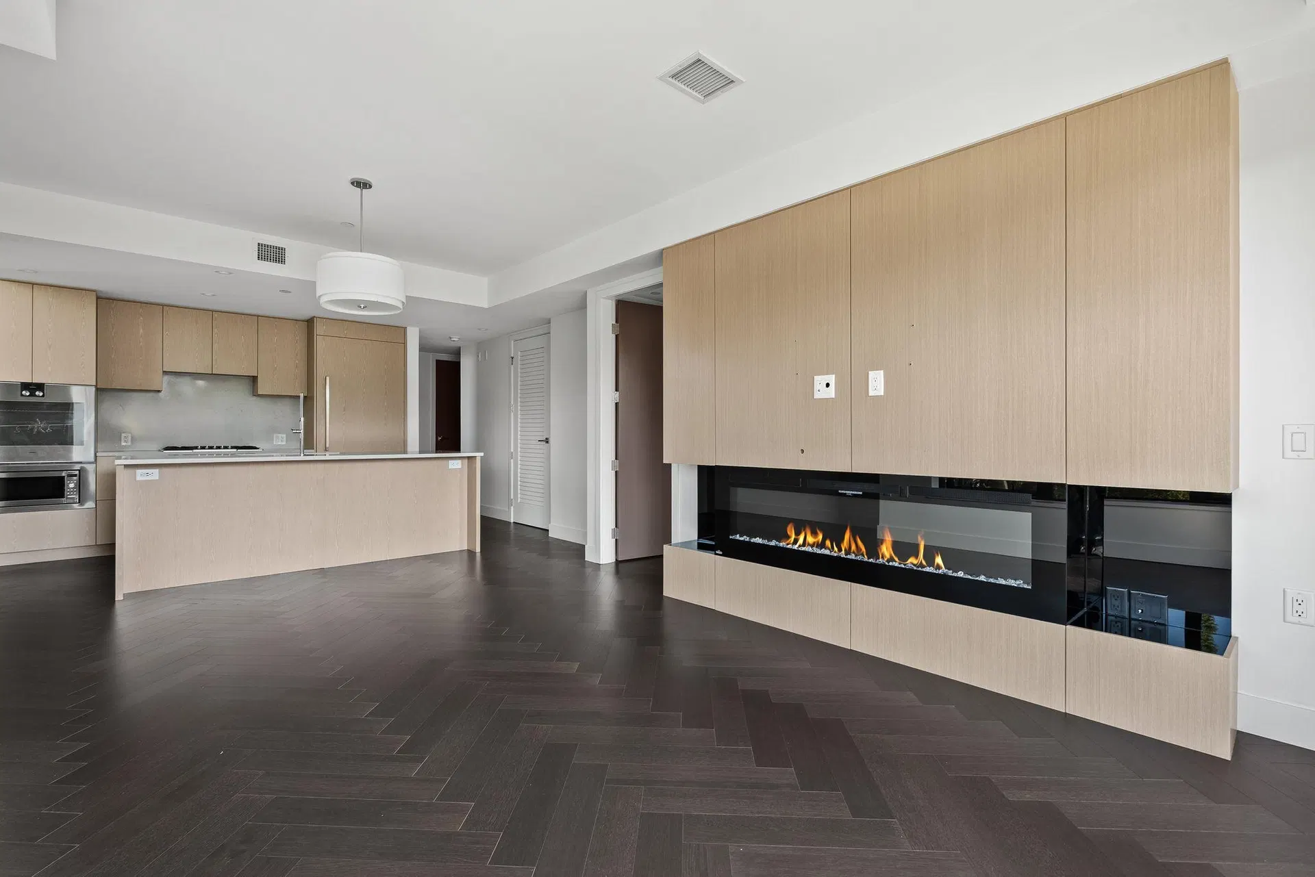 Photo 2 of 40 at #303 – 633 W King Edward Avenue