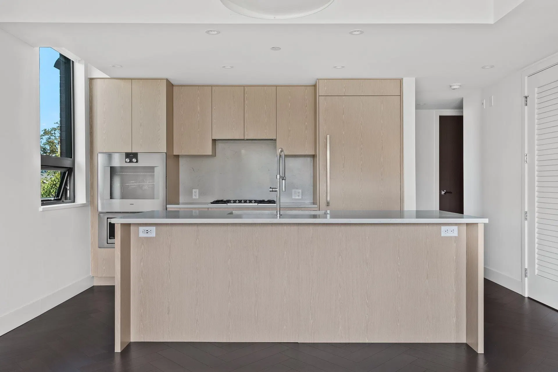 Photo 3 of 40 at #303 – 633 W King Edward Avenue