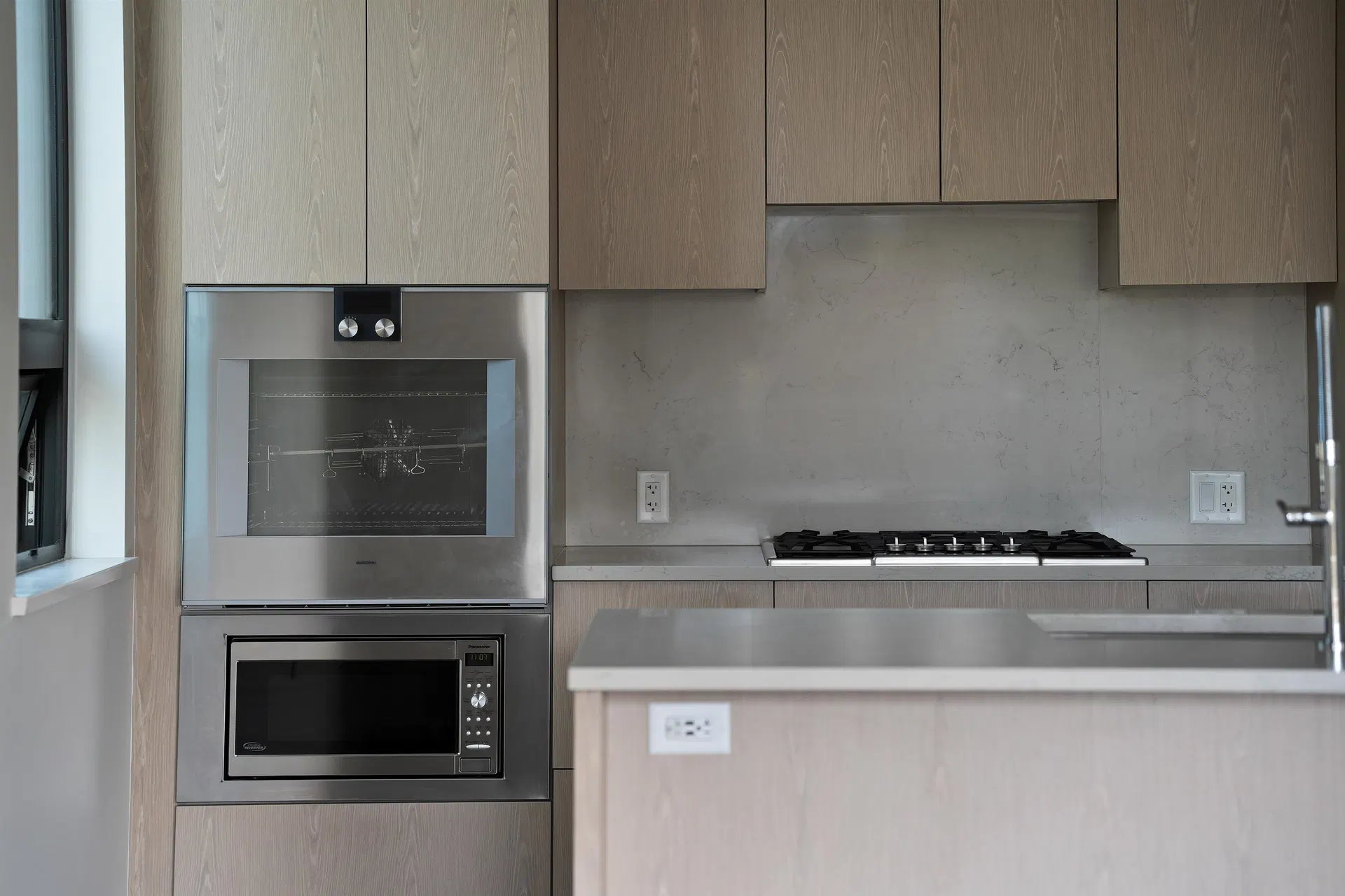 Photo 4 of 40 at #303 – 633 W King Edward Avenue