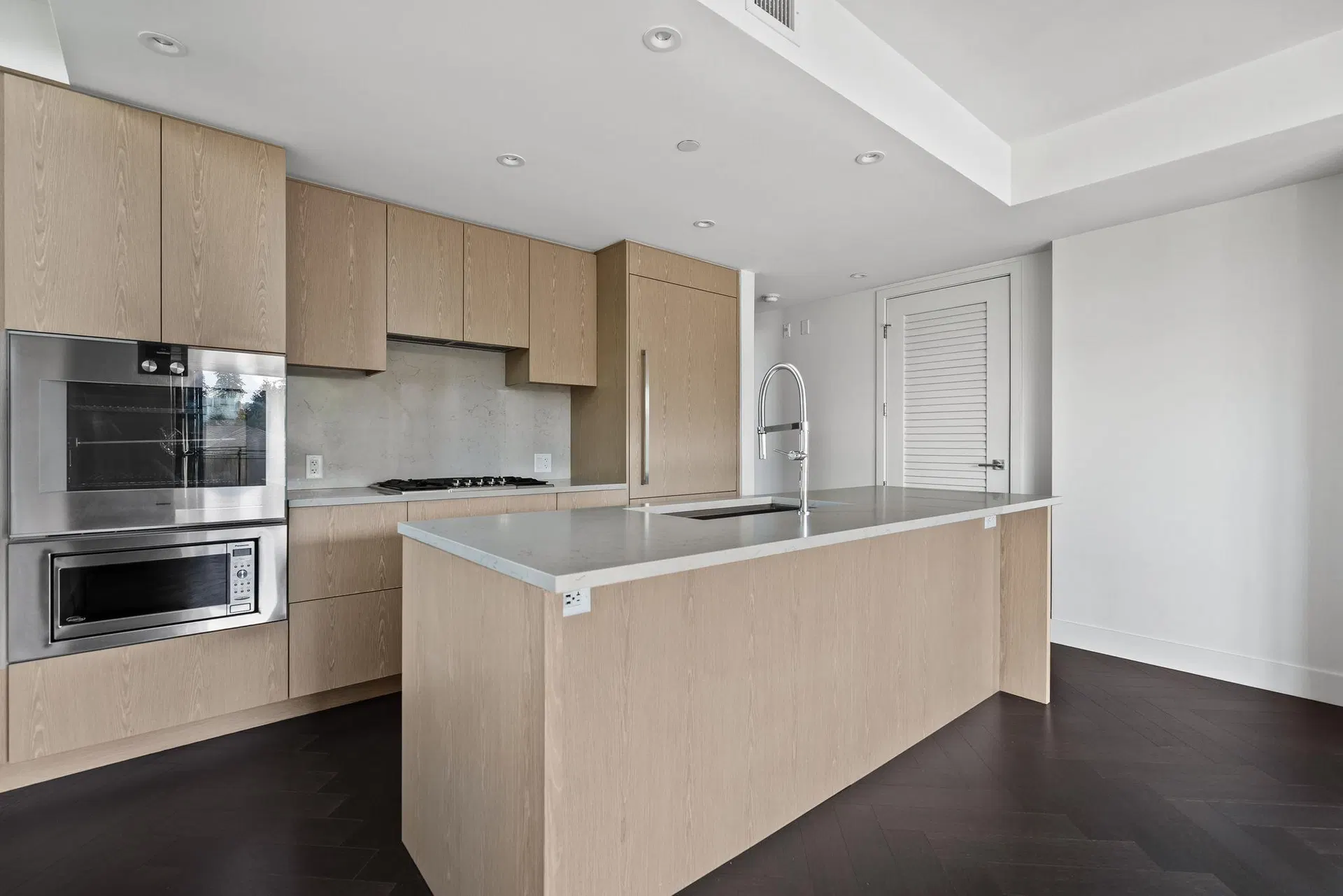 Photo 5 of 40 at #303 – 633 W King Edward Avenue