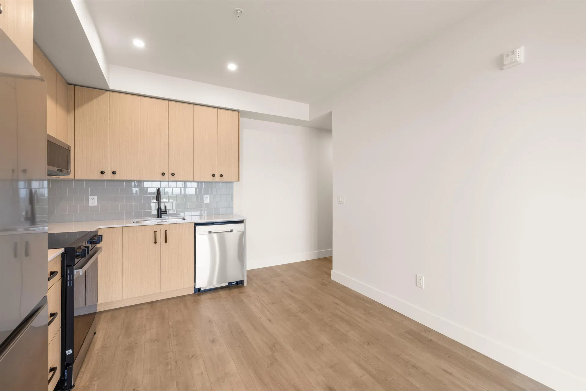 Photo 4 of 21 at #208 – 32528 Simon Avenue