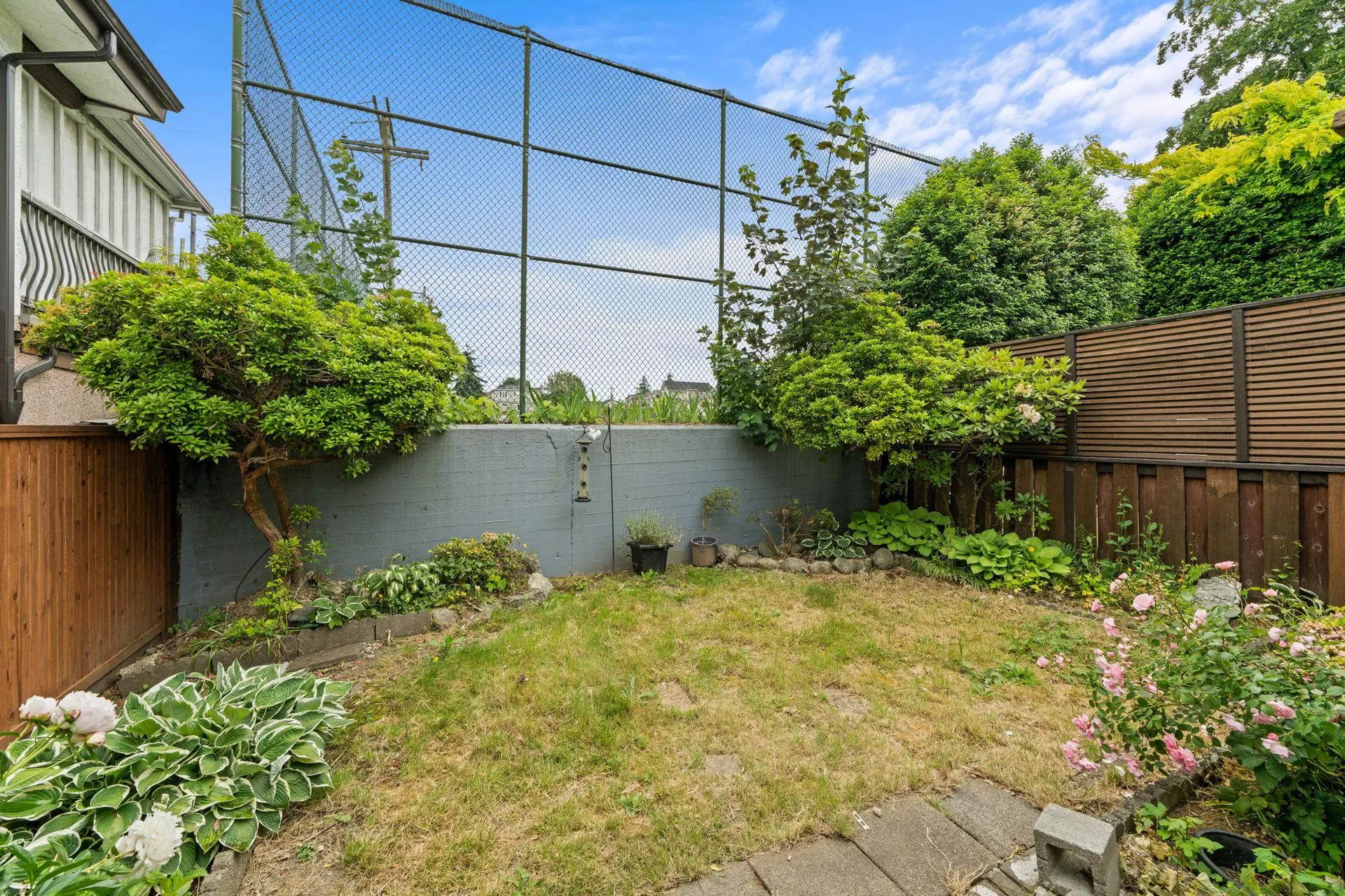 Photo 4 of 26 at 266 E 32nd Avenue