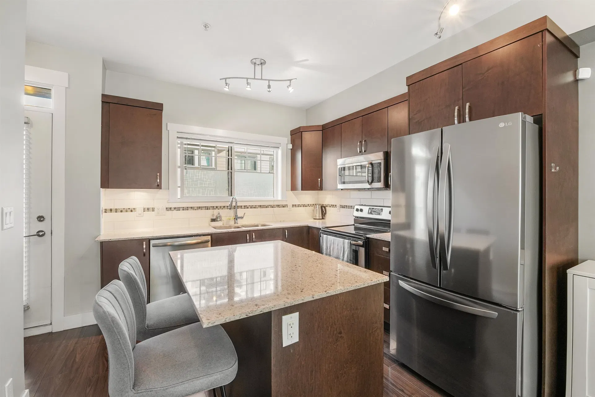 Photo 4 of 25 at #1 – 838 Royal Avenue