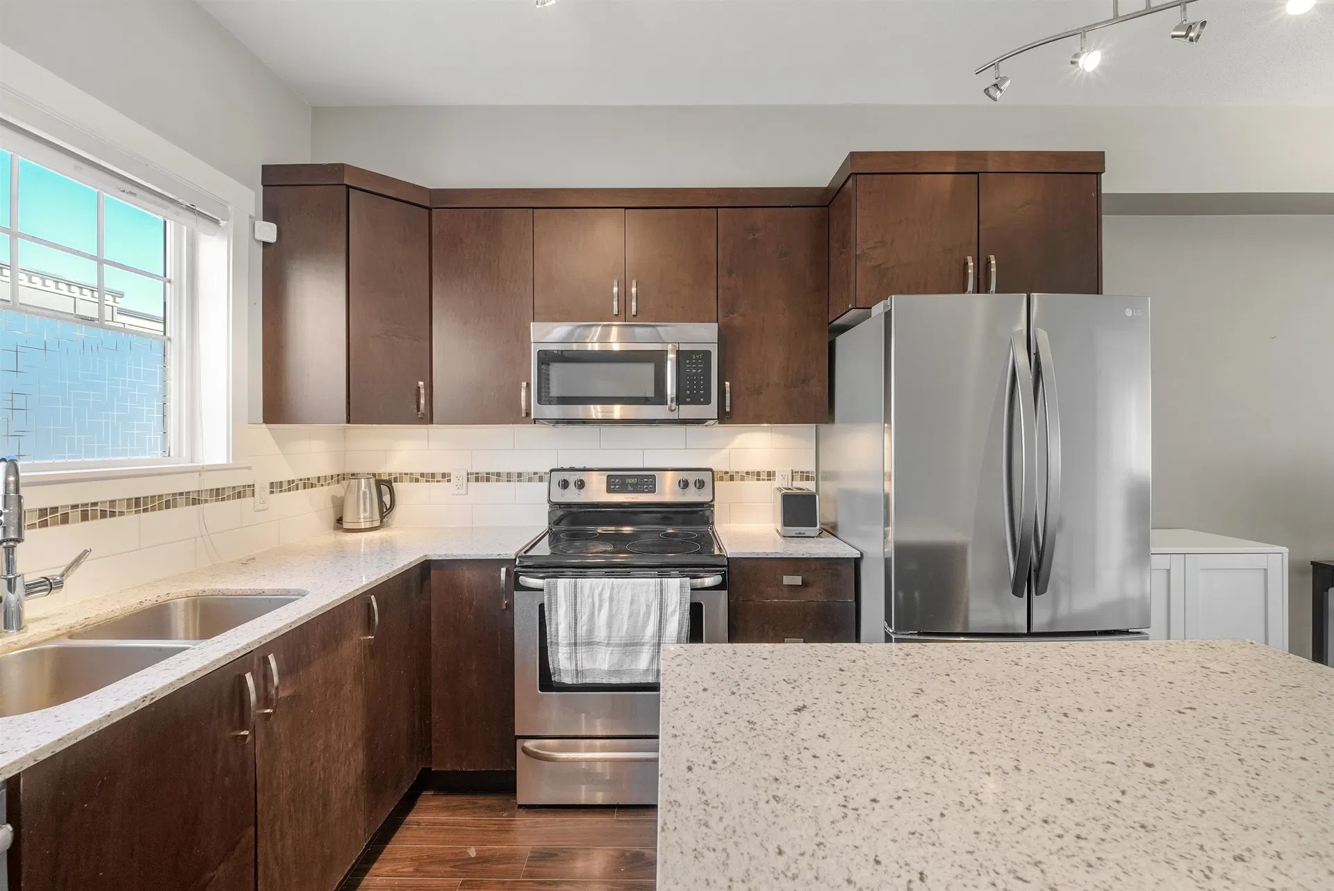 Photo 5 of 25 at #1 – 838 Royal Avenue
