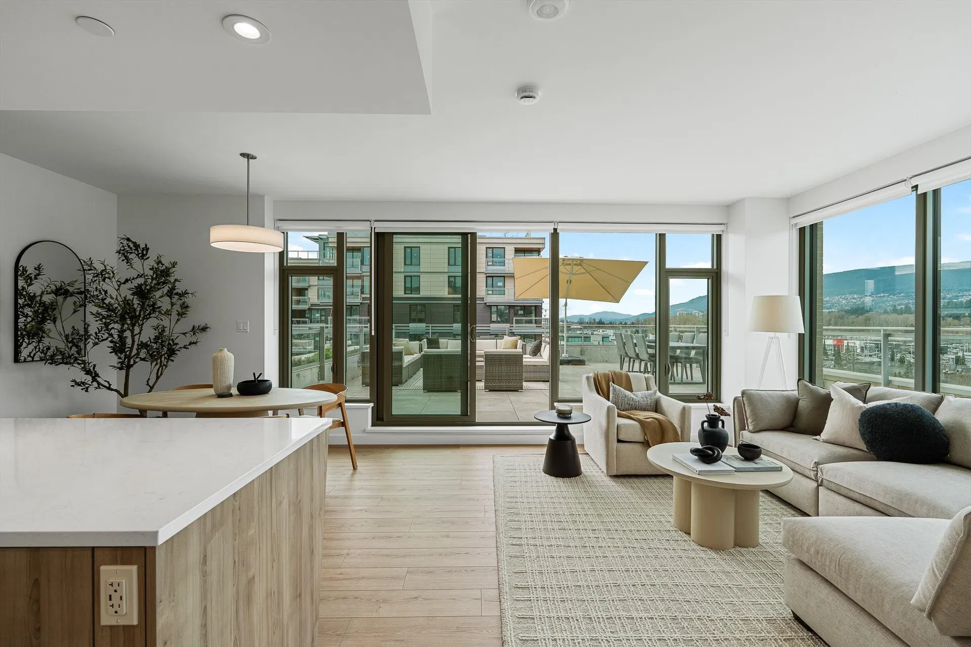 Photo 5 of 40 at #703 – 755 Harbourside Drive