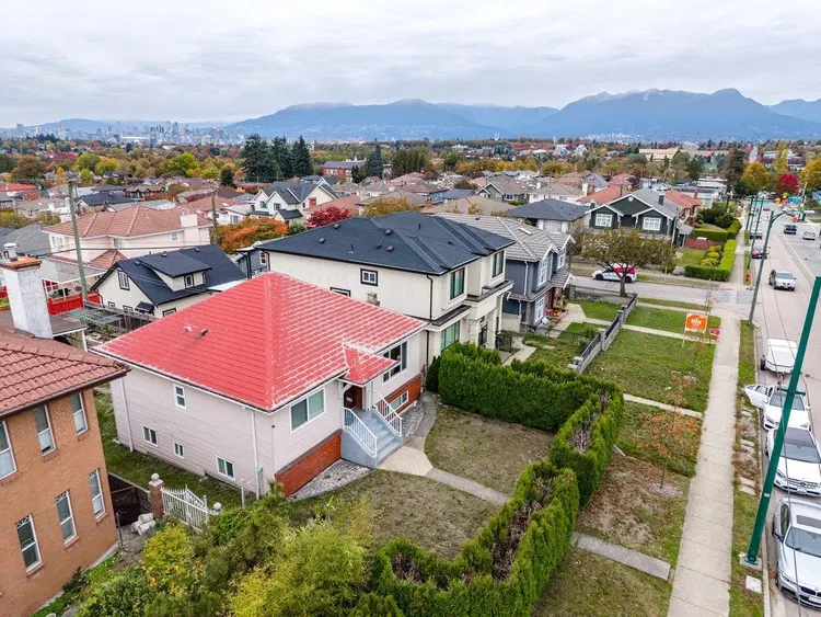 Photo 3 of 33 at 3951 Slocan Street