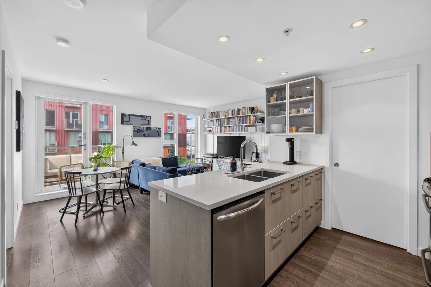 Photo 2 of 32 at #1009 – 983 E Hastings Street