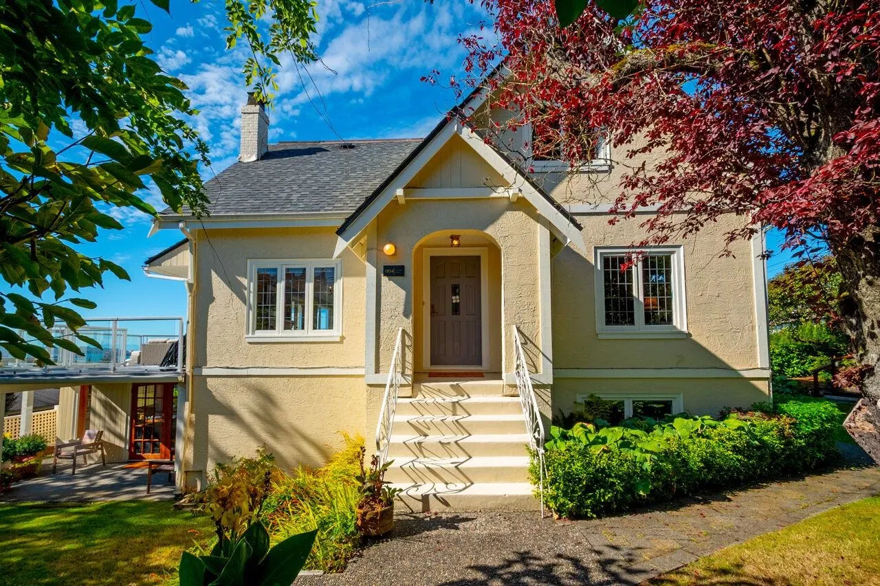1104 Esquimalt Avenue