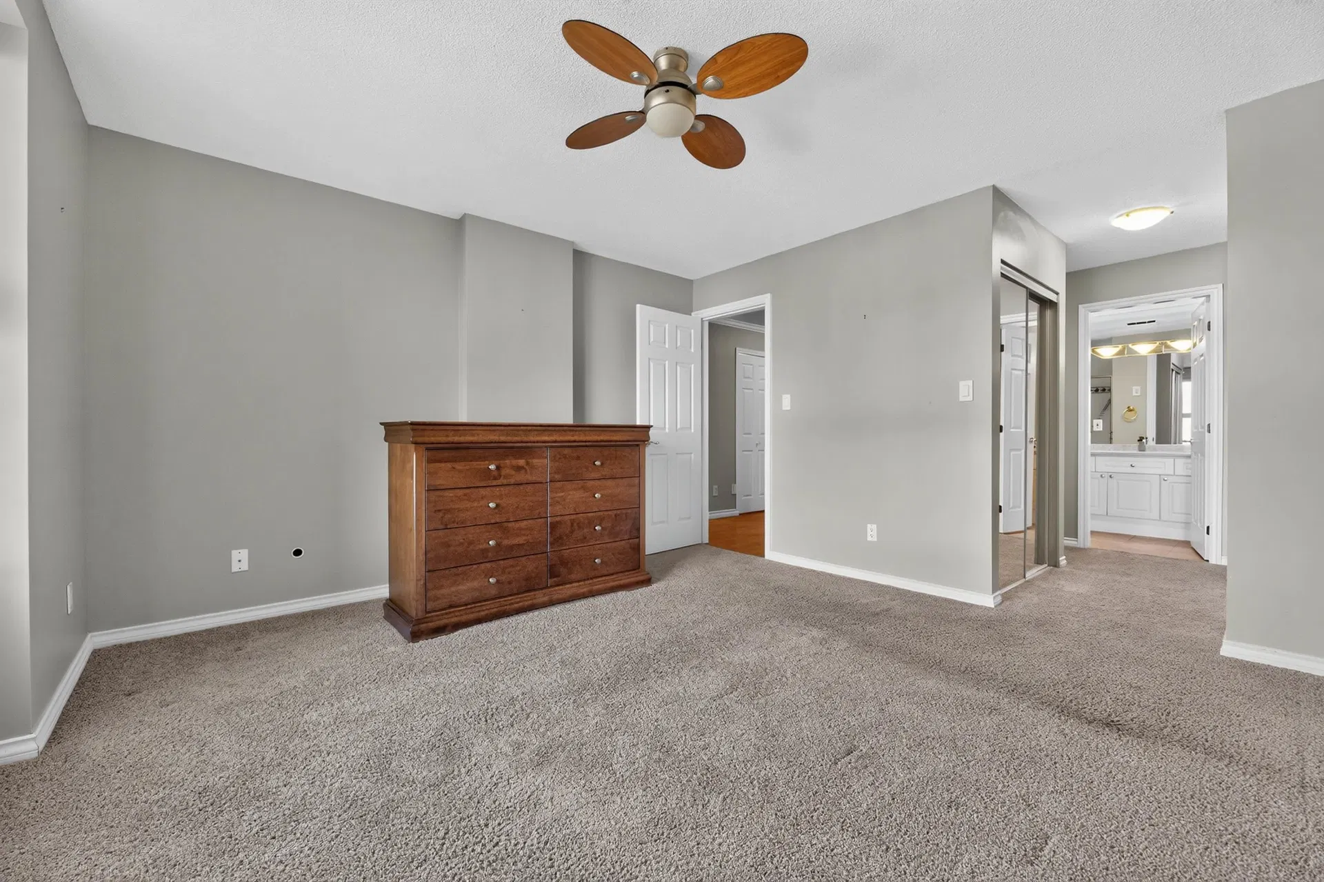 Photo 4 of 40 at #404 – 1400 View Crescent