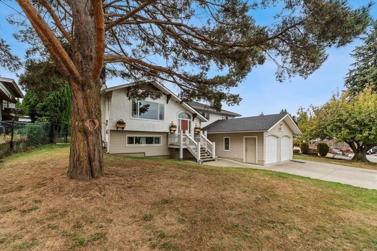 Photo 2 of 40 at 2629 Sunnyside Crescent