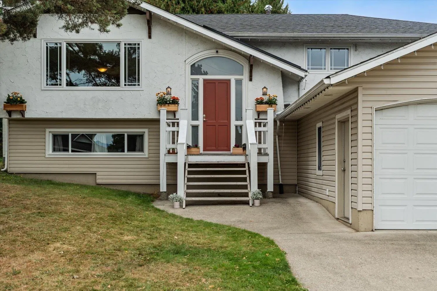 Photo 3 of 40 at 2629 Sunnyside Crescent