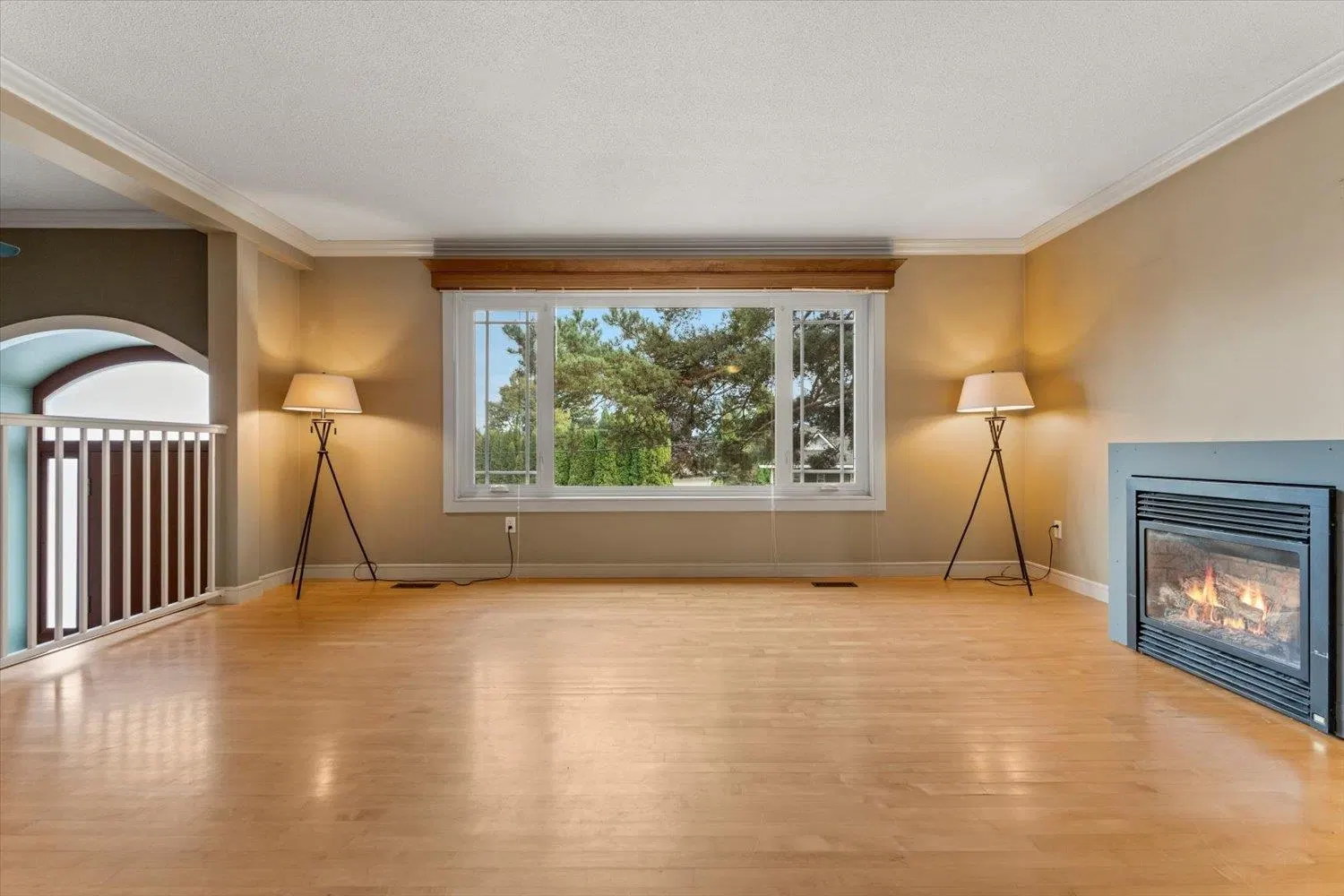 Photo 5 of 40 at 2629 Sunnyside Crescent